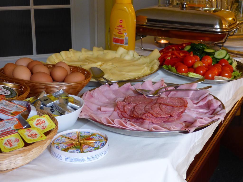 Penzion - Restaurant U Zamku Becov nad Teplou Luaran gambar
