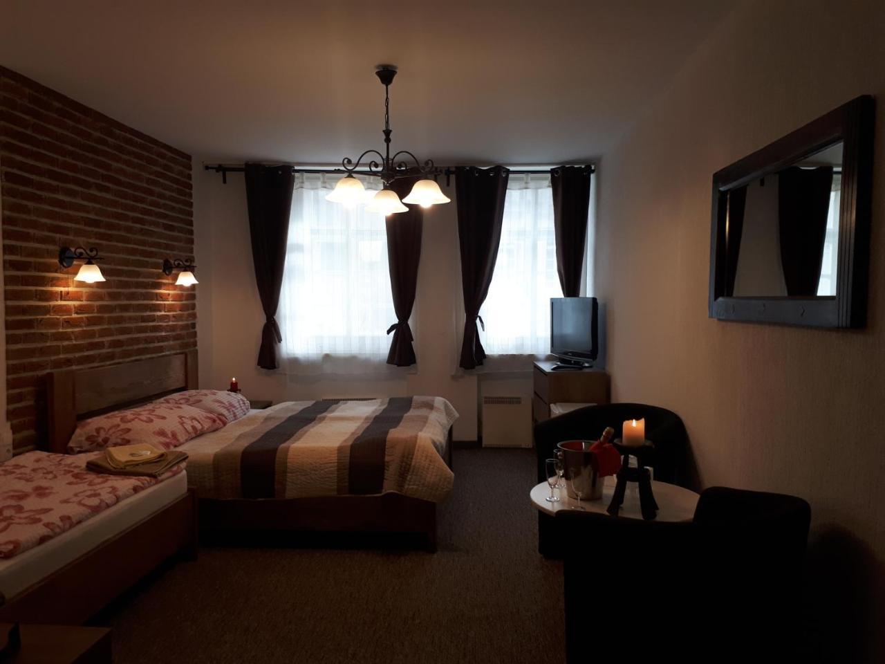 Penzion - Restaurant U Zamku Becov nad Teplou Luaran gambar
