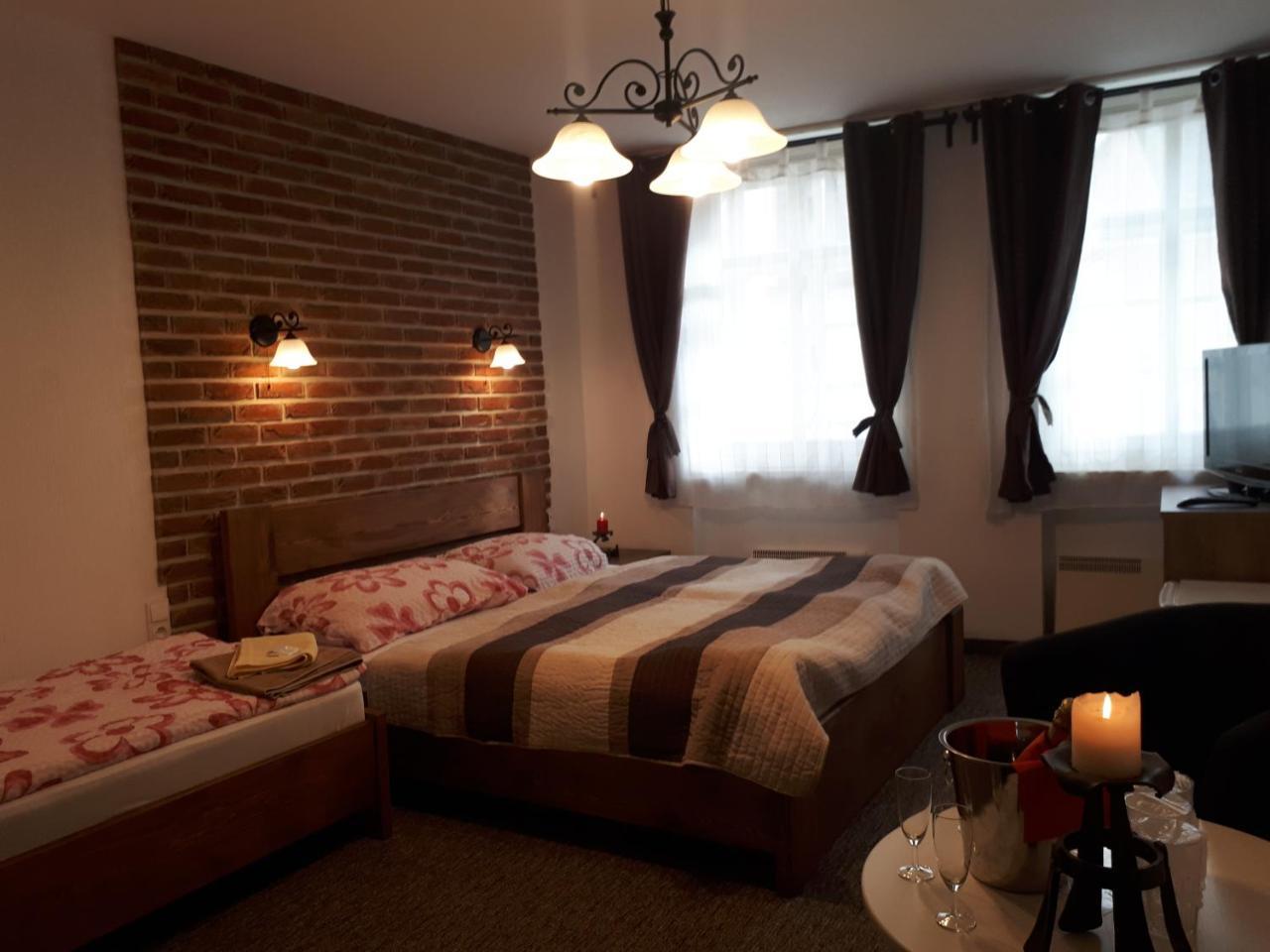 Penzion - Restaurant U Zamku Becov nad Teplou Luaran gambar