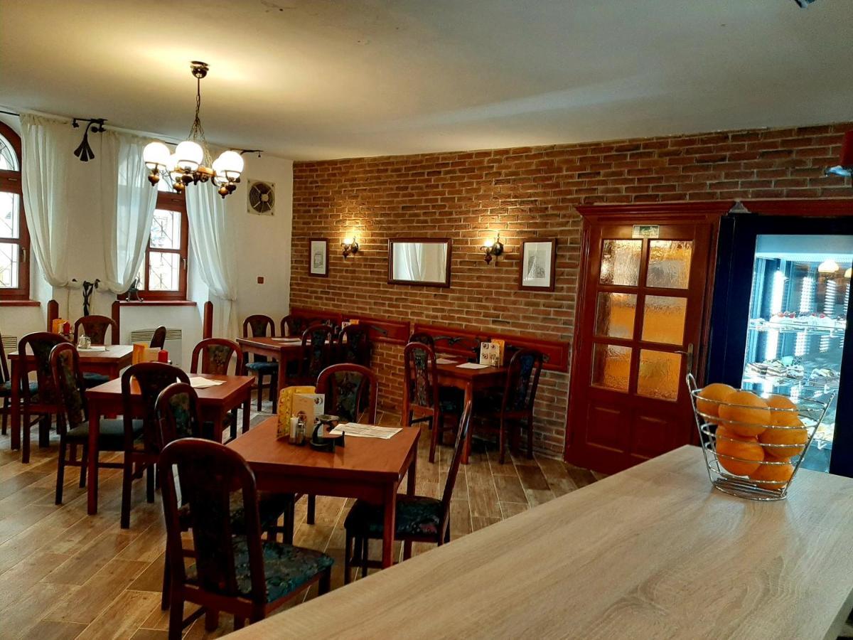Penzion - Restaurant U Zamku Becov nad Teplou Luaran gambar