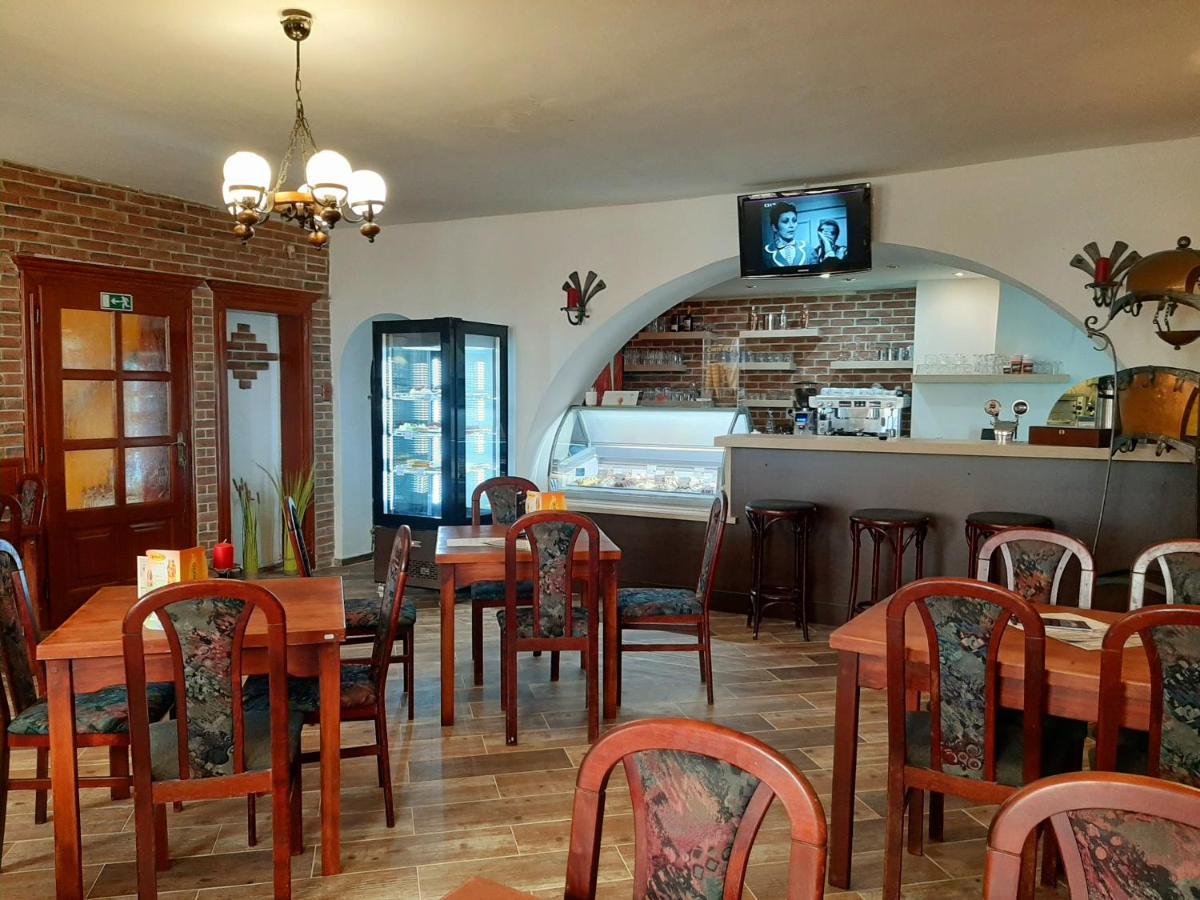 Penzion - Restaurant U Zamku Becov nad Teplou Luaran gambar